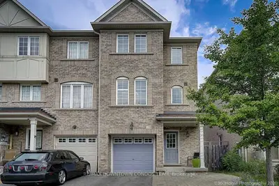Att/Row/Townhouse in Toronto