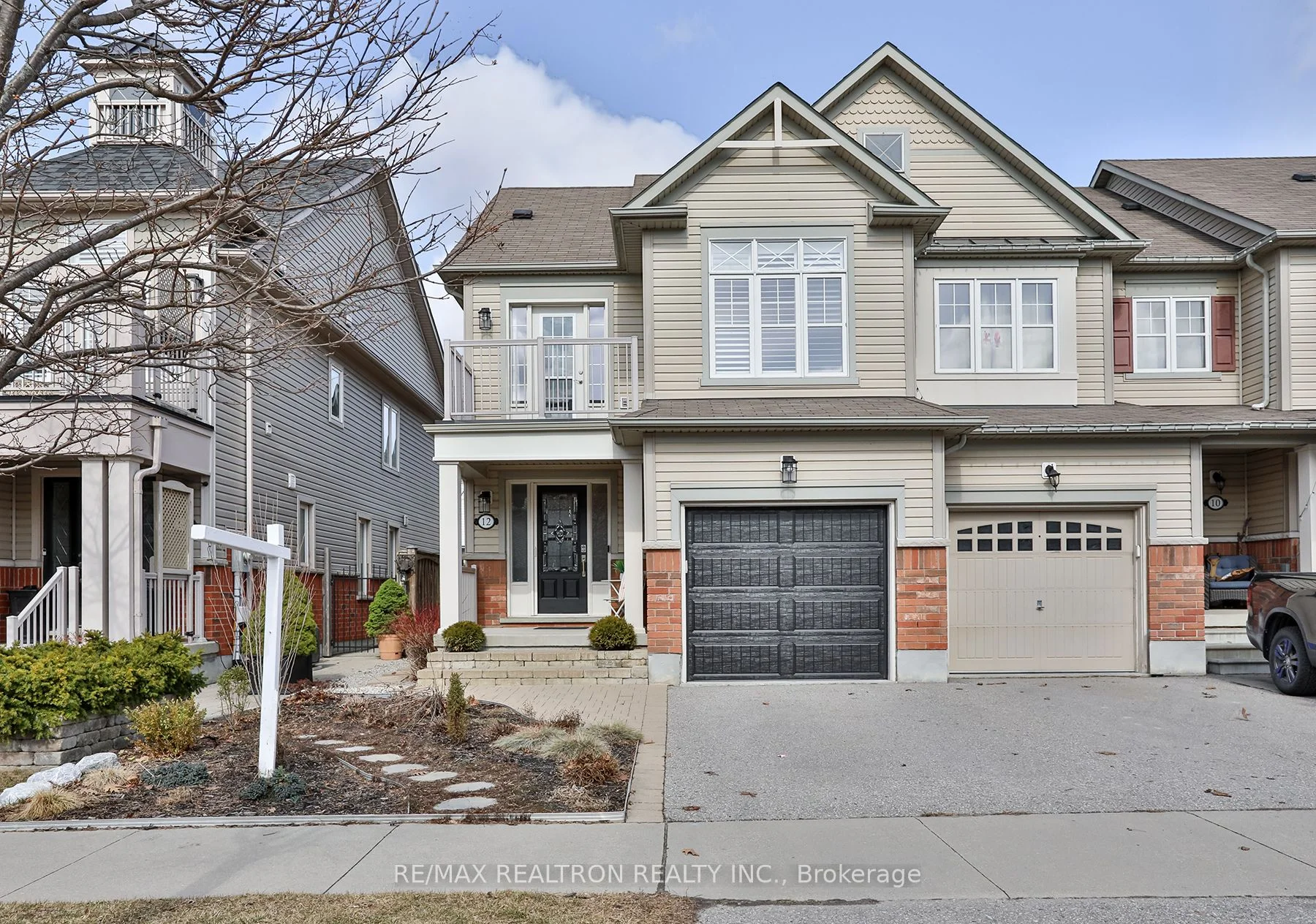 Att/Row/Townhouse in Whitby