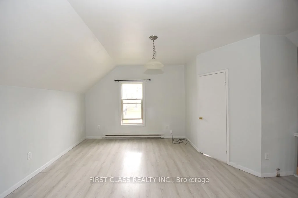 237 Nassau Street 2, Oshawa, ON L1J 4A7