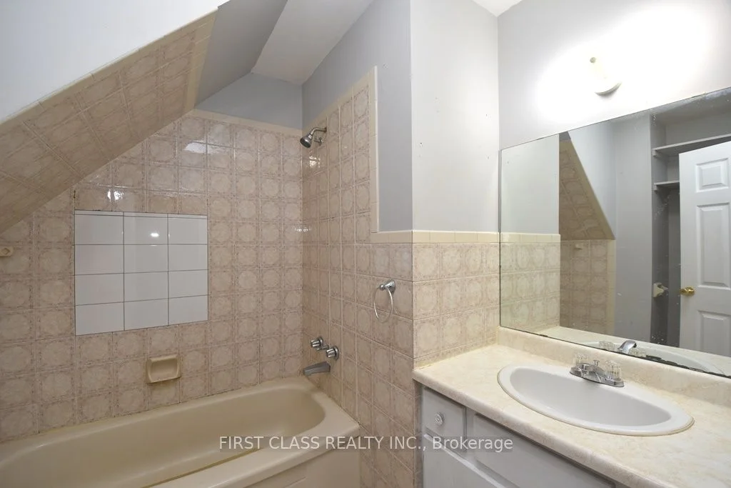 237 nassau Street 1, Oshawa, ON L1J 4A7