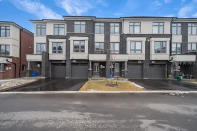 Att/Row/Townhouse in Oshawa