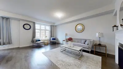Att/Row/Townhouse in Whitby