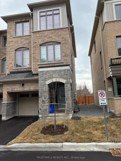 Att/Row/Townhouse in Whitby