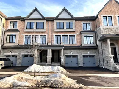 Att/Row/Townhouse in Whitby