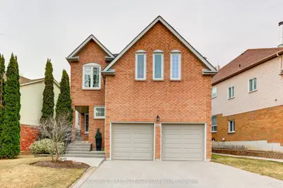 Detached in Whitby