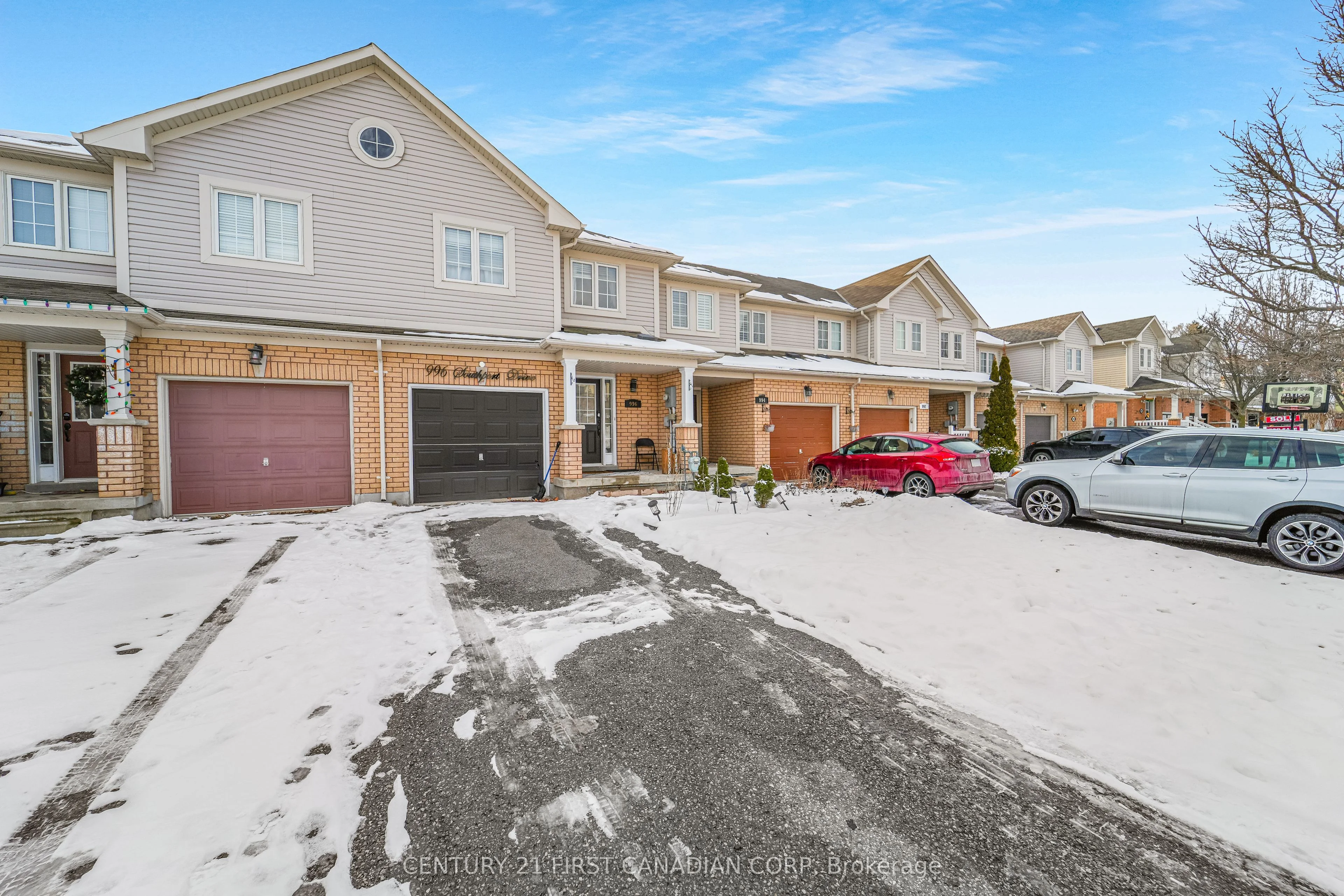 Att/Row/Townhouse in Oshawa