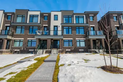 Att/Row/Townhouse in Whitby