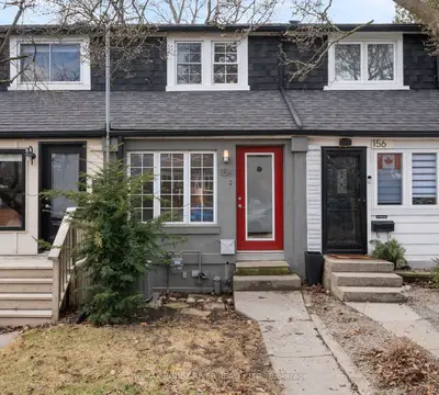 Att/Row/Townhouse in Toronto
