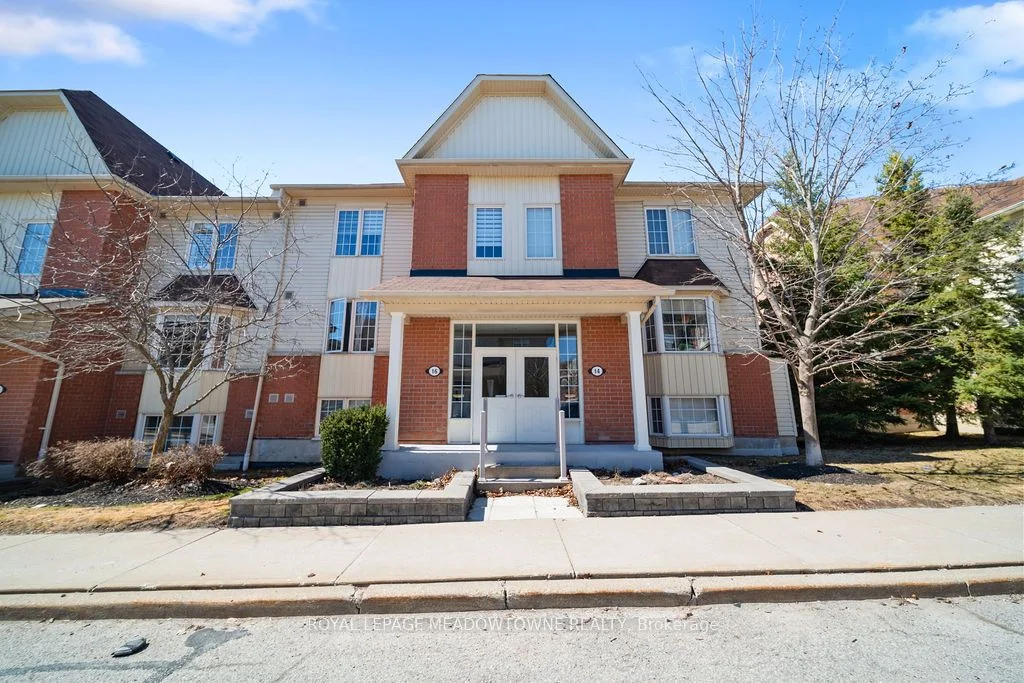 Condo Apartment in Whitby