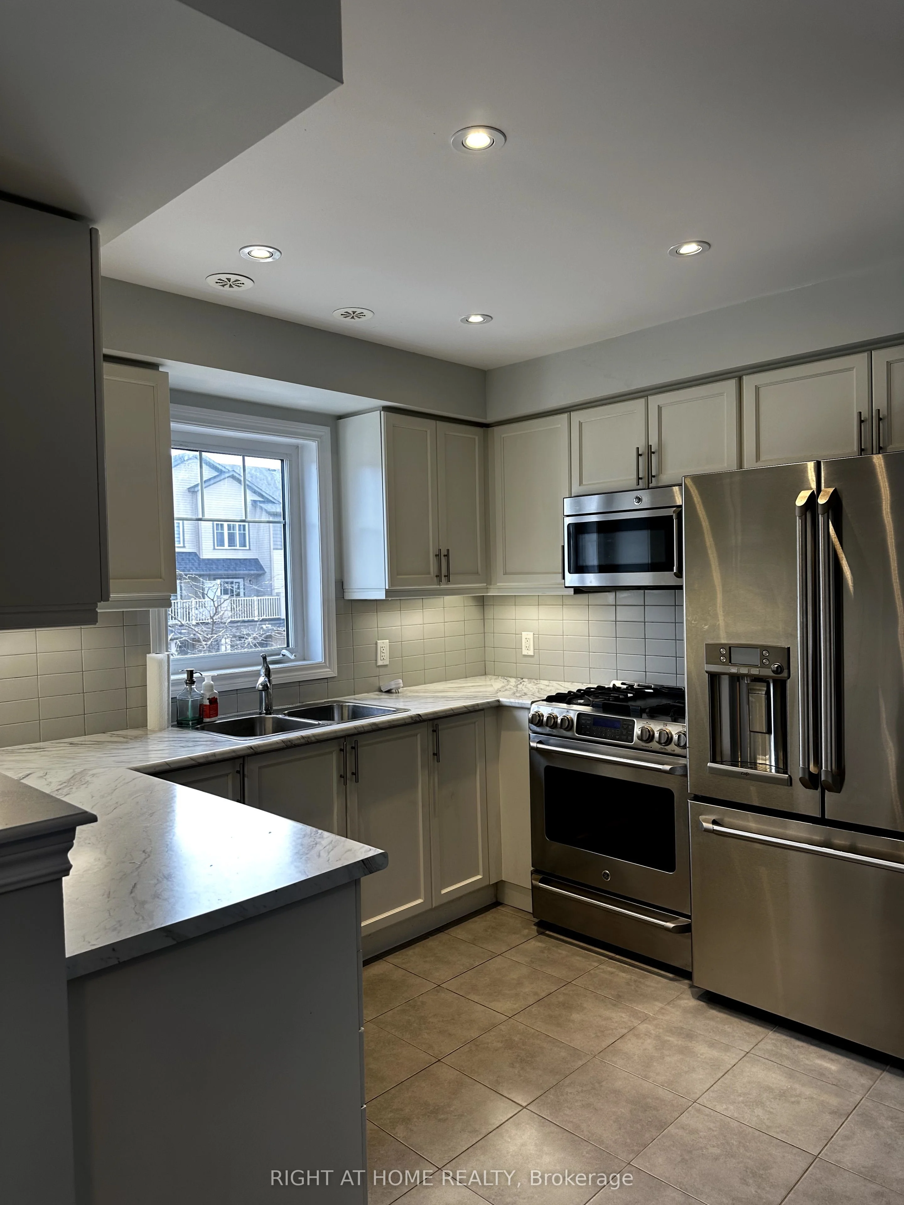 27 Nearco Crescent, Oshawa, ON L1L 0J4
