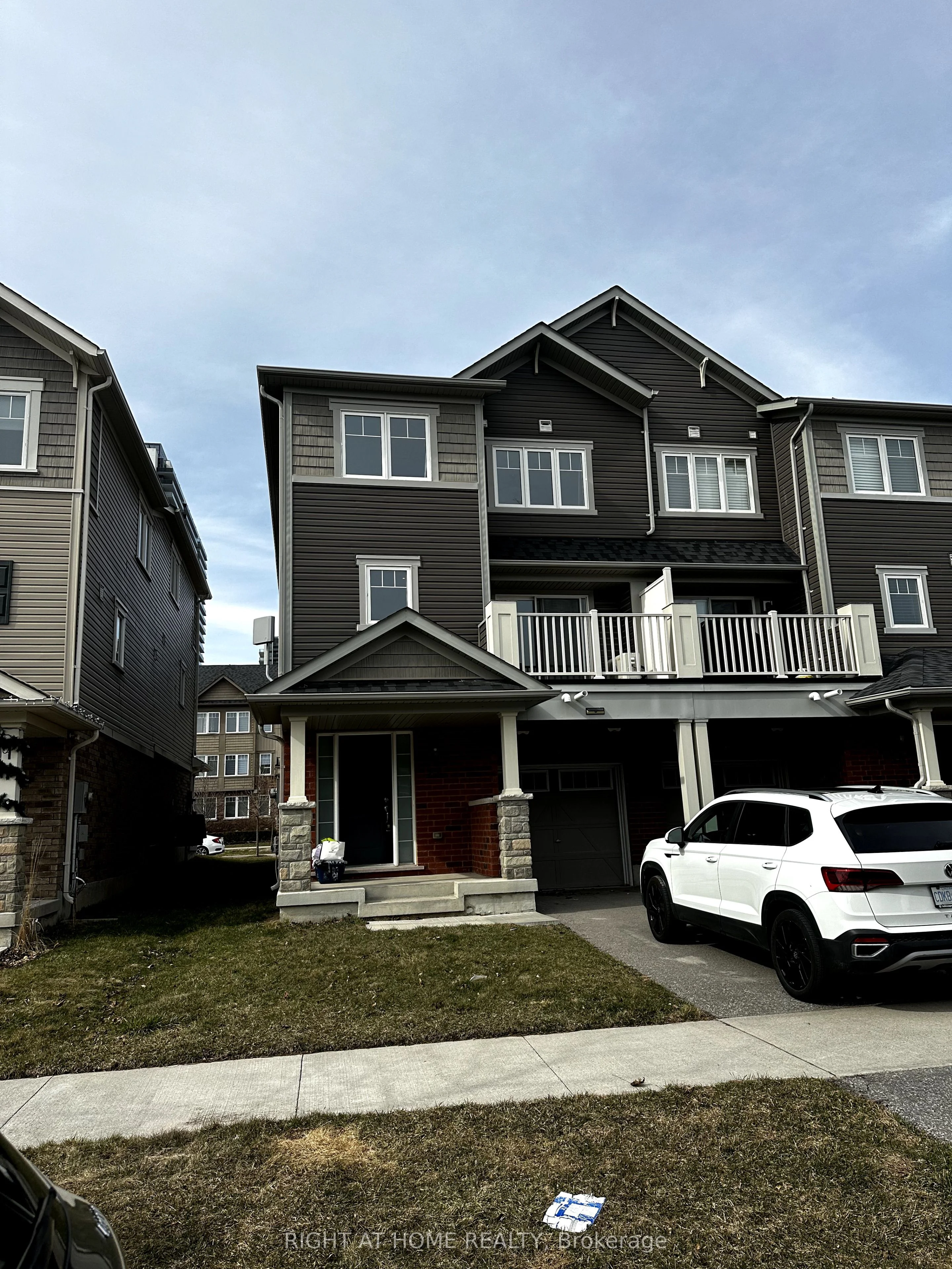 Att/Row/Townhouse in Oshawa