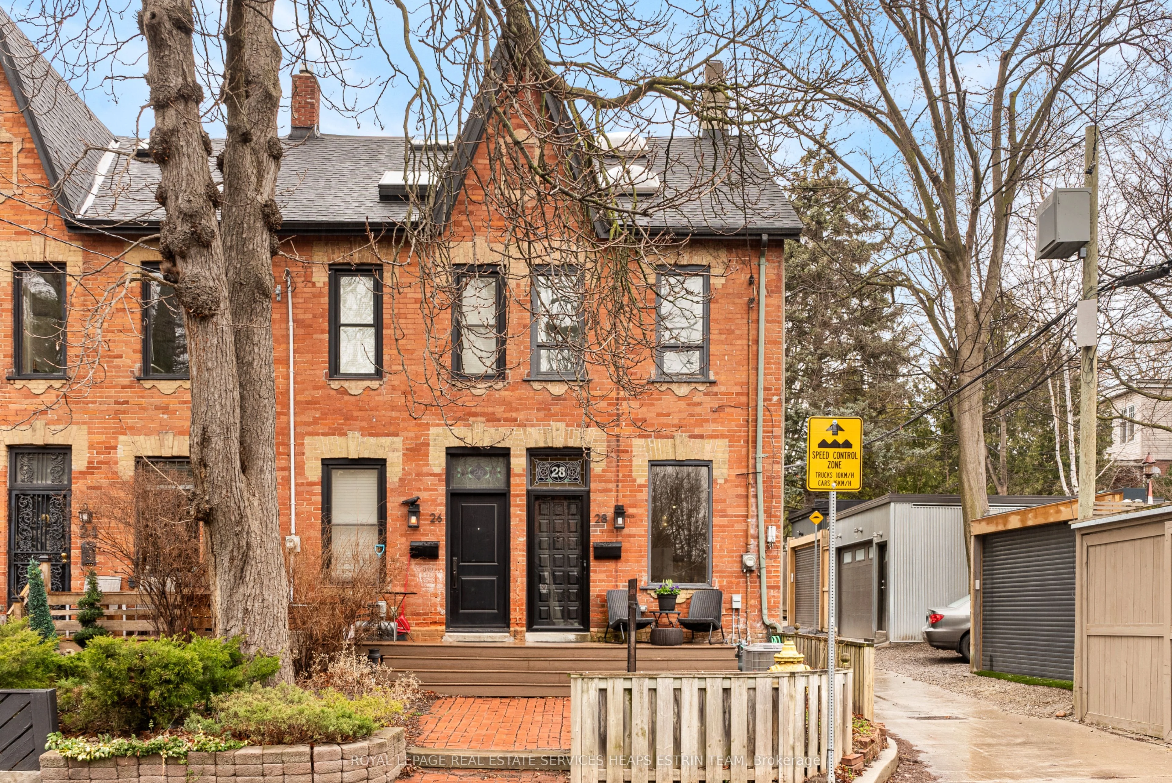 Att/Row/Townhouse in Toronto