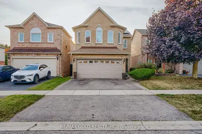 Detached in Whitby