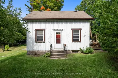 Detached in Whitby