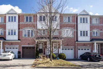 Att/Row/Townhouse in Toronto