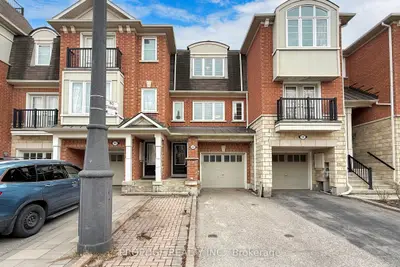 Att/Row/Townhouse in Toronto