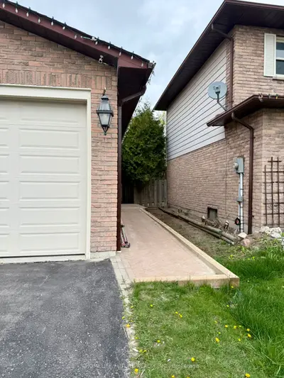 Detached in Whitby