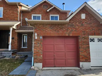 Att/Row/Townhouse in Whitby