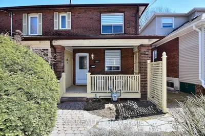 Att/Row/Townhouse in Toronto