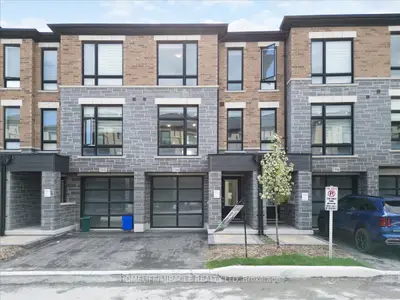 Att/Row/Townhouse in Oshawa