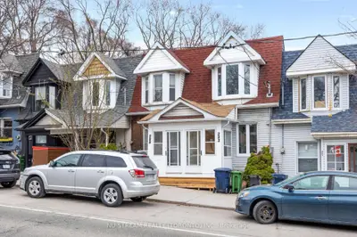 Att/Row/Townhouse in Toronto
