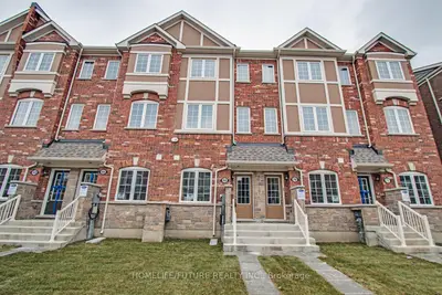 Att/Row/Townhouse in Toronto