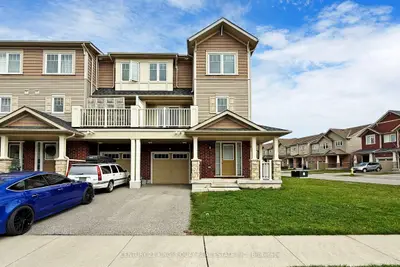 Att/Row/Townhouse in Oshawa