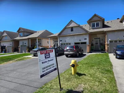 Att/Row/Townhouse in Whitby