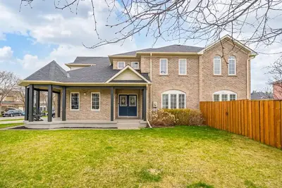 Detached in Whitby