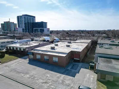 21 Golden Gate Court, Toronto, On M1p 3a4