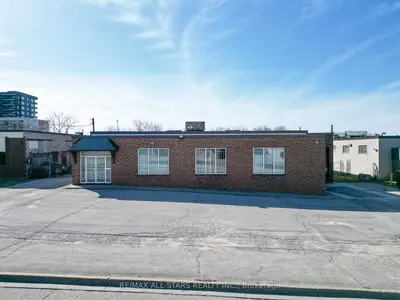 21 Golden Gate Court, Toronto, On M1p 3a4