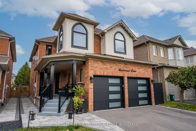Detached in Whitby