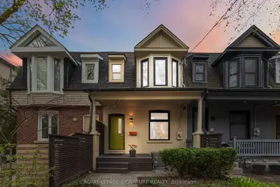 Att/Row/Townhouse in Toronto