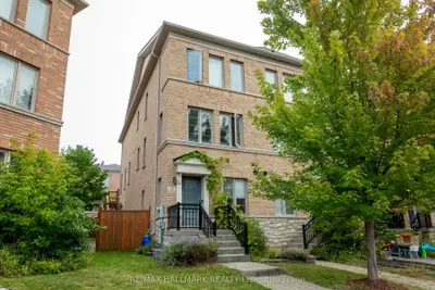 Att/Row/Townhouse in Toronto