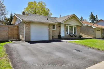 Detached in Whitby