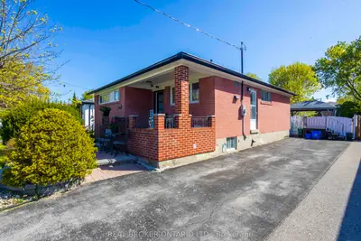 Detached in Whitby