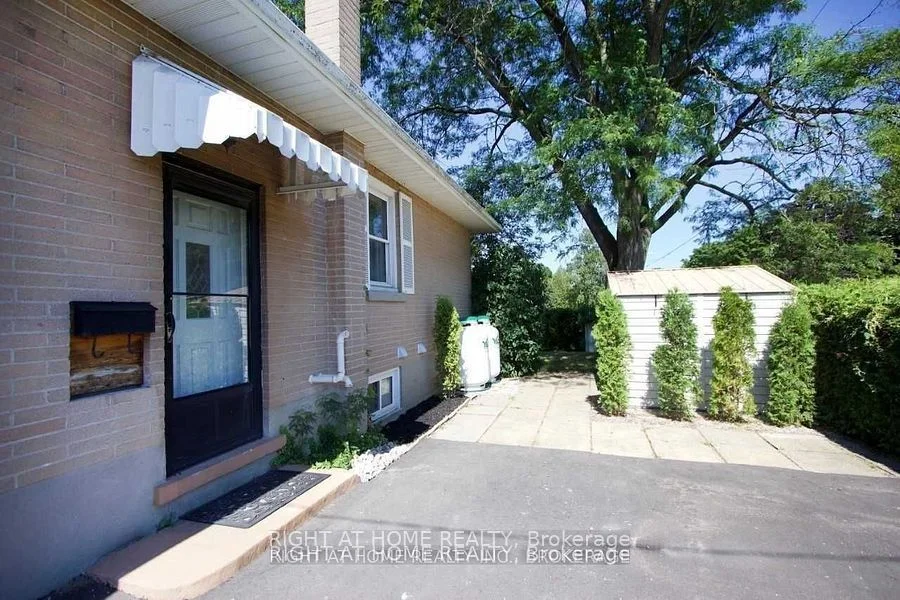 1053 somerville Street Lower, Oshawa, ON L1G 4K4