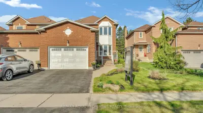 Detached in Whitby