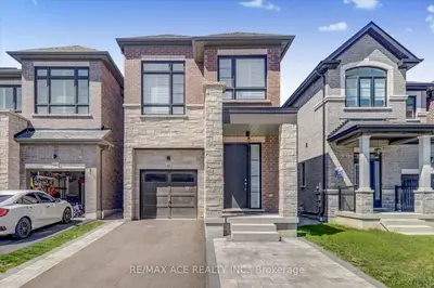 Detached in Whitby