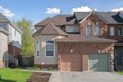 Att/Row/Townhouse in Whitby