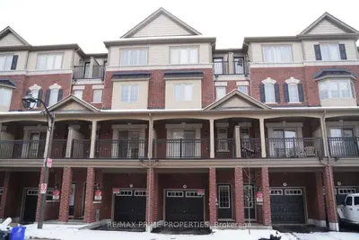 Att/Row/Townhouse in Oshawa