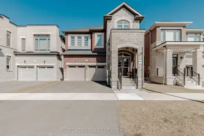Detached in Whitby