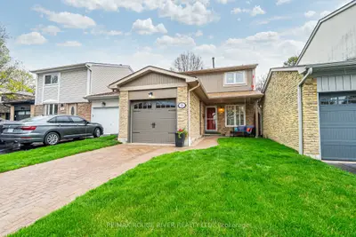 Detached in Whitby