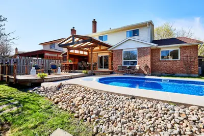 Detached in Whitby
