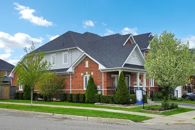 Att/Row/Townhouse in Oshawa