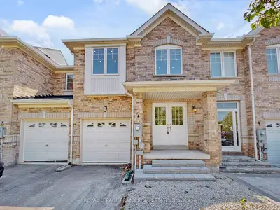 Att/Row/Townhouse in Toronto
