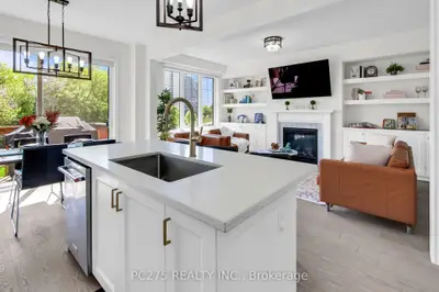Att/Row/Townhouse in Whitby