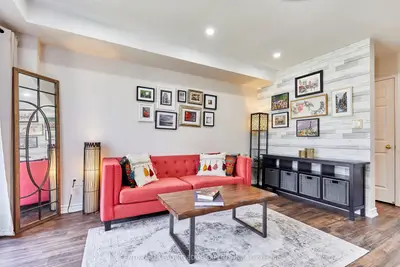 Att/Row/Townhouse in Whitby