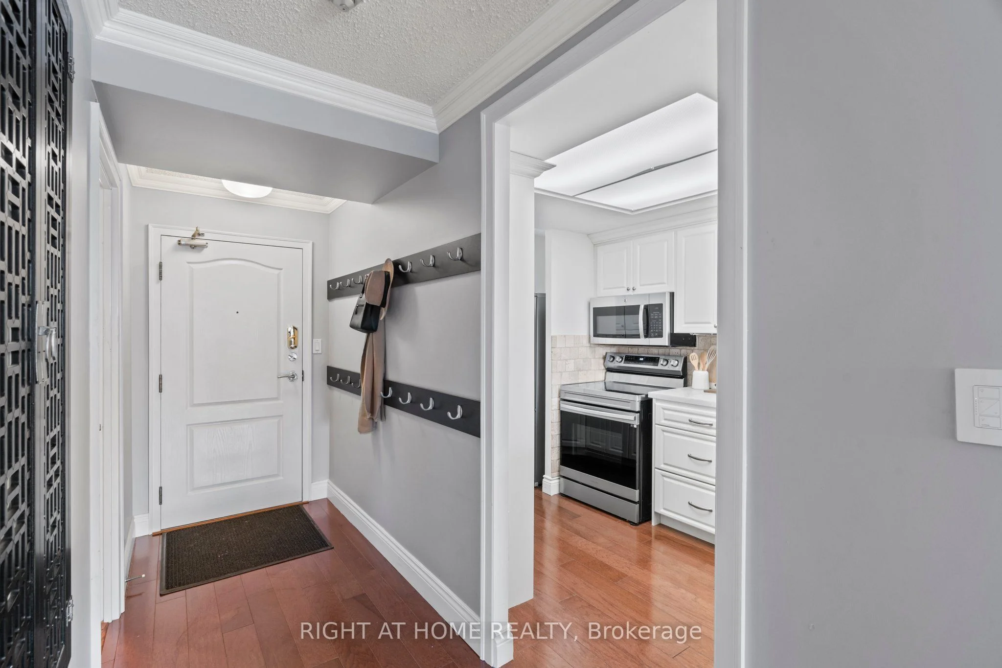 712 Rossland Road E 415, Whitby, On L1n 9e8