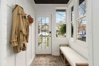 Att/Row/Townhouse in Toronto
